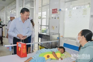 Phó Chủ tịch Ủy ban nhân dân tỉnh Bạc Liêu Phan Thanh Duy đến tận các giường bệnh tặng quà Tết Trung thu cho các em không may mắn, đang điều trị tại bệnh viện. 