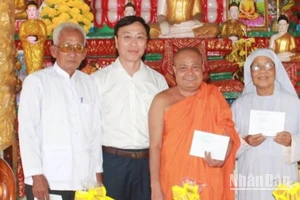 Đồng chí Huỳnh Hữu Trí (áo trắng, giữa) Thường vụ Tỉnh ủy, Bí thư Thành ủy Bạc Liêu thường xuyên đến thăm, tặng quà các vị sư tại các chùa Khmer của thành phố Bạc Liêu.