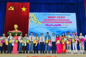 Các đồng chí trong Ban Thường vụ Tỉnh ủy Bạc Liêu trao bảng tuyên dương và hoa tặng các cá nhân có thành tích cao năm 2023. (Ảnh: THANH NHÃ)