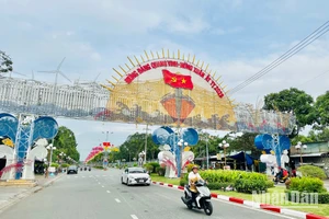 Một đoạn đường Nguyễn Tất Thành (thành phố Bạc Liêu) trước thềm Xuân mới Ất Tỵ 2025. (Ảnh: TRỌNG DUY)