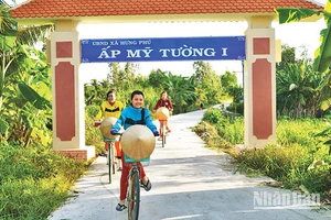 Đường về xã vùng sâu Hưng Phú (Phước Long, Bạc Liêu) hôm nay. (Ảnh TRỌNG DUY)