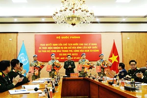 Lễ trao quyết định của Chủ tịch nước cho bốn sĩ quan đi làm nhiệm vụ gìn giữ hoà bình Liên hợp quốc. Ảnh: NAM HẢI