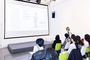 Chị Nguyễn Thị Huyền chia sẻ về việc phụ nữ tham gia ngành STEM.