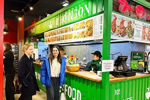 Người dân Moscow thưởng thức các món ăn Việt tại quán Phở Ngon ở quận Gagarinski.