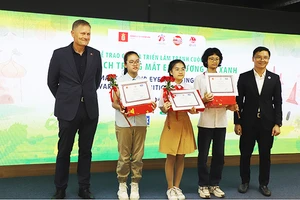 Các em học sinh nhận giải cuộc thi vẽ tranh.