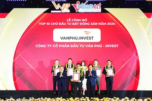 Đại diện Văn Phú - Invest nhận chứng nhận Tốp 10 chủ đầu tư BĐS năm 2024.