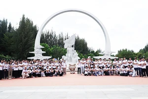 Các thanh niên, thiếu niên kiều bào thăm và dâng hương tại Khu tưởng niệm chiến sĩ Gạc Ma.