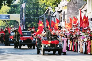 Màn tái hiện đoàn quân trở về giải phóng Thủ đô trong “Ngày hội Văn hóa vì Hòa bình”.