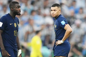 Kylian Mbappe (phải) đang trải qua giai đoạn khó khăn ở cả CLB lẫn đội tuyển quốc gia.