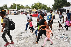 Người dân Thủ đô Port-au-Prince rời bỏ nhà cửa đi lánh nạn. Ảnh: AFP