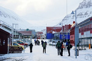 Tuyến phố chính ở thị trấn Longyearbyen. Ảnh: CNN