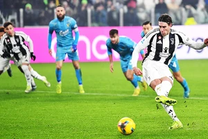 Bất bại, nhưng Juventus (áo trắng) đang rời xa cuộc đua vô địch Serie A do để hòa quá nhiều.