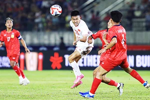 Pha tranh chấp trong trận Lào - Việt Nam tại AFF Cup 2024. Ảnh: AFF