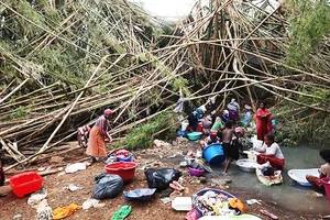 Người dân dọn dẹp sau cơn bão Chido tại Mayotte. Ảnh: REUTERS