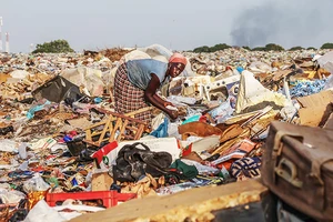 Gambia quá tải vì rác thải nhựa. Ảnh: THE GUARDIAN