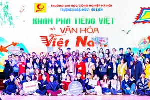 Thi tài cùng tiếng Việt