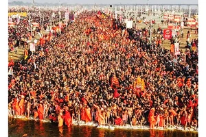 Hơn 450 triệu người đổ về Ấn Độ để tham dự lễ hội Maha Kumbh Mela. Ảnh: ONEINDIA