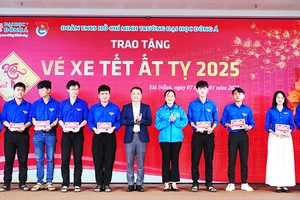 Trường đại học Đông Á tặng vé xe cho sinh viên về quê đón Tết.