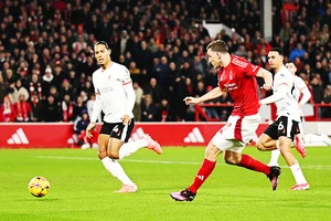 Forest (áo sẫm) vừa có trận hòa 1-1 với đội đầu bảng Liverpool.