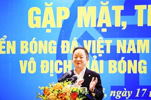 Nhà sáng lập, Chủ tịch điều hành Tập đoàn T&T Group, Chủ tịch Ngân hàng SHB, ông Đỗ Quang Hiển chúc mừng thành tích của các cầu thủ Hà Nội và đội tuyển Việt Nam.