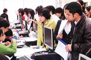 Người dân kê khai nộp thuế thu nhập tại Cục Thuế Hà Nội. Ảnh: HẢI NAM