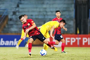 Khán đài trống vắng cổ động viên ở một trận đấu tại V.League. Ảnh: LÊ MINH