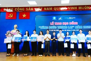 Trao học bổng “Vững bước tương lai” năm 2025