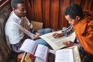 Solomon Mamo (phải) thảo luận với nhà văn Dawit Fantaye. Ảnh: FRED HARDER