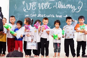 Nhiều phần quà đã được trao đến các em nhỏ.