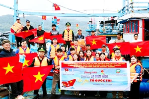 Quận Đoàn - Hội Liên hiệp Thanh niên quận Thanh Khê trao tặng cờ Tổ quốc cho ngư dân.