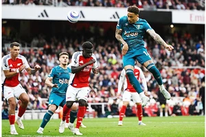 Arsenal (quần trắng) liên tục để thua từ tình huống cố định, thứ vốn là vũ khí lợi hại nhất của họ.