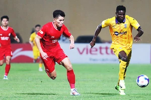 Thắng hai trận liên tiếp, CLB Thể Công - Viettel (trái) duy trì vị trí trong ba đội dẫn đầu. Ảnh: LÊ MINH