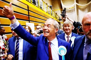 Lãnh đạo đảng Cải cách Vương quốc Anh Nigel Farage vui mừng khi giành thắng lợi lớn. Ảnh: CNN