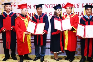 Nghệ nhân Nguyễn Văn Phúng (thứ ba từ trái sang) nhận kỷ lục gia Việt Nam và Thế giới.