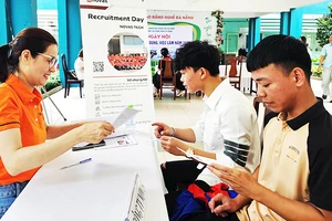 Doanh nghiệp tham gia tuyển dụng tại ngày hội việc làm.