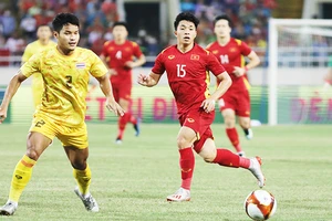 U22 Việt Nam (phải) sẽ dựa hoàn toàn vào cầu thủ trẻ tại SEA Games 33. Ảnh: LÊ MINH