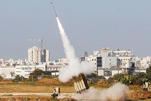 Hệ thống đánh chặn Vòm sắt của Israel không ngăn được tên lửa của Houthi. Ảnh: CNN