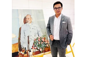 PGS, TS Trần Lê Hưng bên ảnh Bác trong Hội nghị người Việt Nam ở nước ngoài toàn thế giới lần thứ IV, năm 2024.
