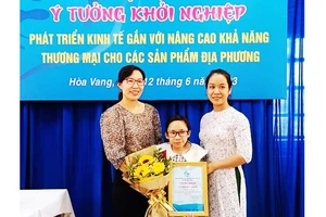 Chị Láng nhận giải thưởng cao nhất tại hội thi ý tưởng khởi nghiệp huyện Hòa Vang năm 2023.