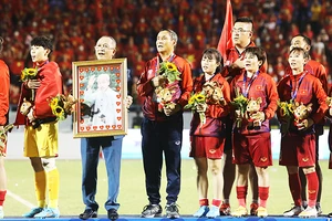 Hình ảnh Bác Hồ luôn xuất hiện trang trọng trong những khoảnh khắc lịch sử của thể thao nước nhà. Ảnh: K.MINH