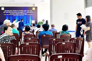 Người dân tìm hiểu các thông tin của ban quản lý tại một chung cư ở TP Hồ Chí Minh. Ảnh: T.T.D
