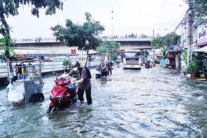 Đường Trần Xuân Soạn, Quận 7 vào mùa triều cường. Ảnh: THẾ ANH