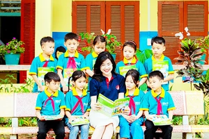 Cô và trò cùng hứng thú với những trang sách tiếng Anh.