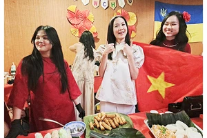 Sắc màu Việt Nam đã được các bạn trẻ thể hiện cuốn hút tại lễ hội ẩm thực.