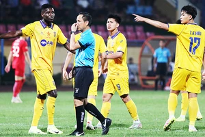 V.League giai đoạn cuối thường có những trận "kịch tính" của nhóm trụ hạng. Ảnh: LÊ MINH