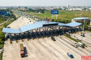 Trạm thu phí BOT Pháp Vân-Cầu Giẽ, số lượng xe tại trạm không đông, không xảy ra tình trạng ùn ứ trong ngày đầu thực hiện