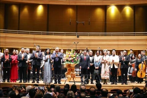 Tổng Bí thư Tô Lâm và Phu nhân cùng Phó Thủ tướng Singapore Heng Swee Keat và phu nhân tặng hoa cho các nghệ sĩ. (Ảnh: Thống Nhất/TTXVN)