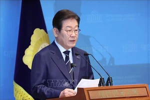 Cựu lãnh đạo đảng Dân chủ (DP) Hàn Quốc Lee Jae Myung phát biểu trong cuộc họp báo tại Seoul ngày 11/4/2025. Ảnh: Yonhap/TTXVN