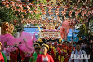 [Ảnh] Đông đảo người dân Hà Nội đón xá lợi Phật về chùa Quán Sứ