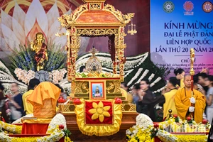 [Ảnh] Dòng người xếp hàng chờ chiêm bái xá lợi Đức Phật 